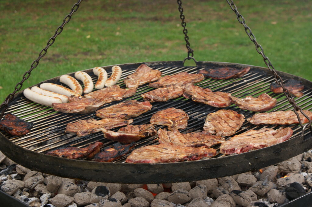Steak und Wurst vom Grill mit Brötchen