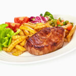 Steak mit Pommes und Salat