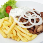 Gyros mit Pommes, Tsatsiki und Krautsalat